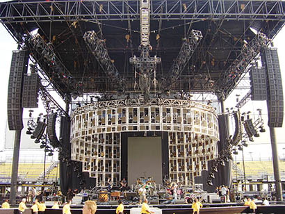 Four-post stage structure from Brown United