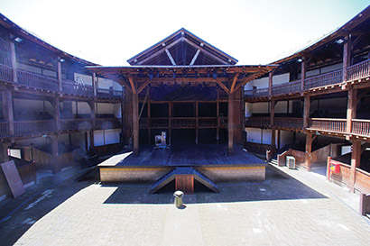 Globe Theatre in Rome Gets Robe Gear