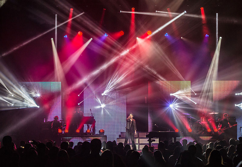 Robe Fixtures Light Gavin Degraw and Matt Nathanson Tour