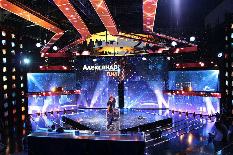 LD Ilya Piotrovsky of Blackout Studio included PR Lighting XLED 336 fixtures in the rig for the third season of a popular talent show here, Poyushchie Goroda (Singing Cities).