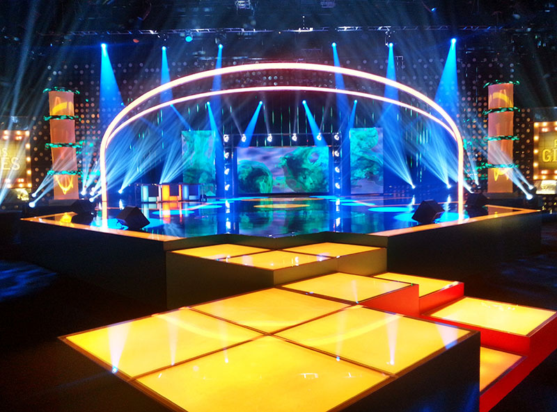 Clay Paky Gear illuminates Spanish TV show, Pequeños Gigantes