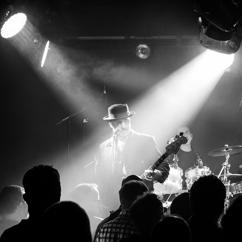 Lifesigns calls on Harman’s Martin Professional MAC Quantum Wash light and M6 controller for their live show DVD