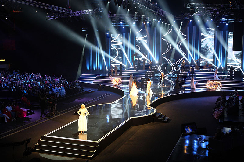 The BMFL Spots on the upstage trusses were used for strong beam looks and vigorous texturing and reinforcing the colours onstage.