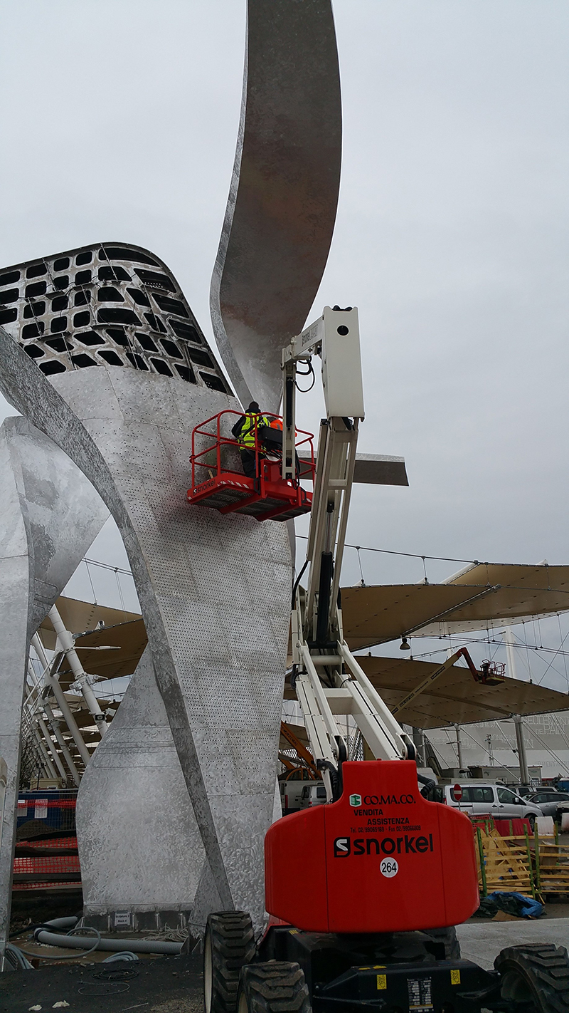 Situated in the heart of the Expo, in the Piazza Italia sponsored by Siemens, the four 10 meter-high shimmering tree-like sculptures anchor the four corners of the central square.