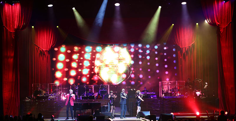 Robe BMFLs tour with Barry Manilow on his 'Farewell' U.S. tour (c) Brent Sandrock