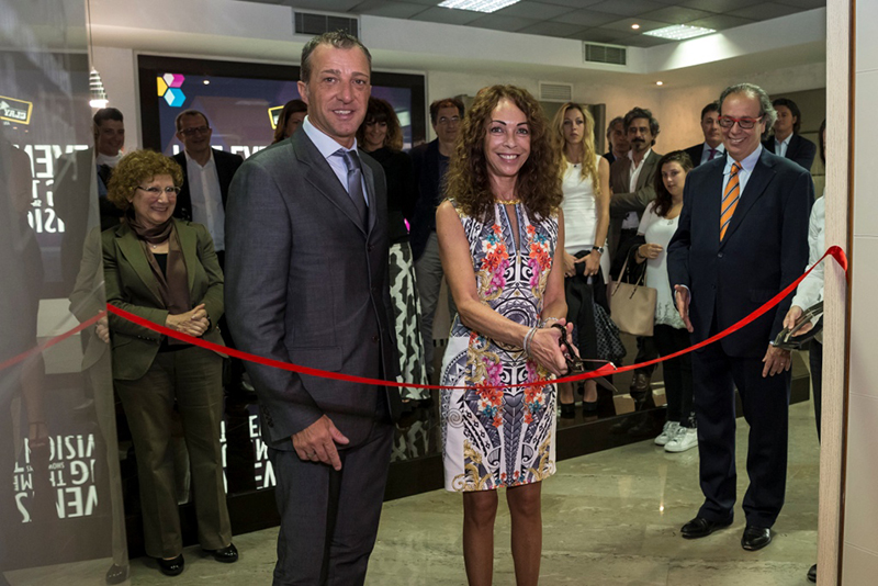 Ribbon-cutting ceremony with Antonella Quadri (c) Clay Paky