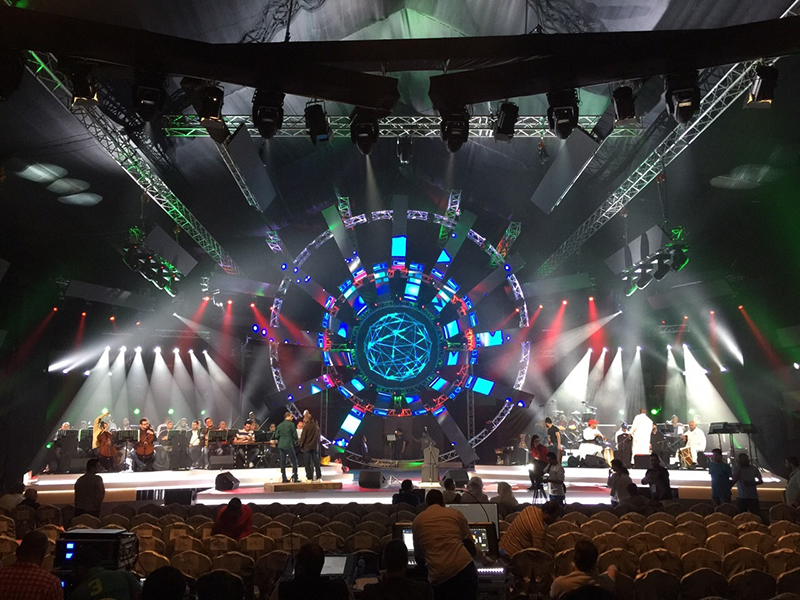 The highlight was a unique three-ringed concentric truss structure of 4m, 6m, and 10m truss circles that emulated a rose with lighting fixtures adorning the rings and LED screens representing rose petals.