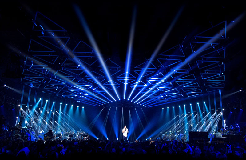 Machado and Olivio specified 60 x Clay Paky Sharpy, 36 x Alpha Spot HPE 1500, 8 x A.leda B-EYE K10 and 8 x Sharpy Wash 330 fixtures from both Spectrun and rental house Illuminaçäo. (c) Ludmila Machado