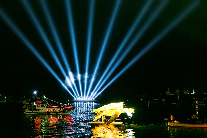 10 W-DMX WhiteBox F-1 G4 Transceivers were used to send signal to 45 Searchlight Xenon 4Kw placed on one side of the river with the console placed 350 metres away on the other side. (c) Valook