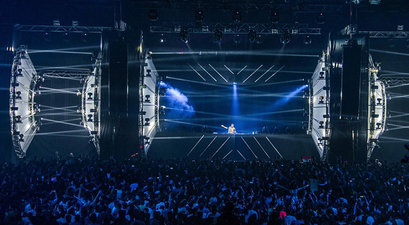 The new Platinum SBX™ moving head along with the popular Platinum Beam 5R™ and ELAR 180 PAR™ fixtures were used for ASOT