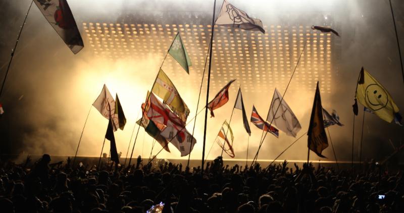 135,000 revellers watched in awe as the Pyramid Stage lit up with 792 par cans controlled with Avolites dimmers.