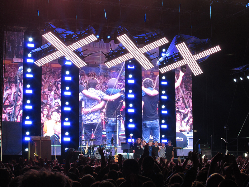 Fito and Fitipaldis performing in Pamplona, Spain on June 12
