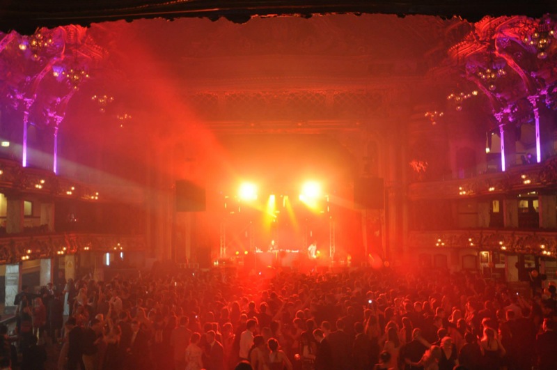 Wilkinson devised three “picture frames” created by adjoining four pixel-mapped CHAUVET DJ COLORband PiX LED battens into the shape of a square.