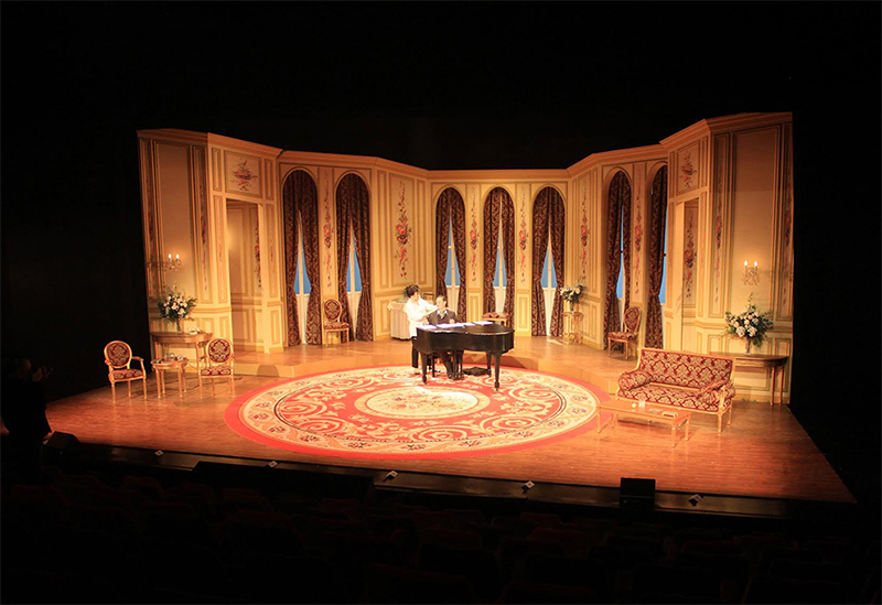 Custom, Digitally Printed Carpet Ushers in a New Era in Theatrical Set Design for Judy Garland Drama Staged by Duceppe in Montreal