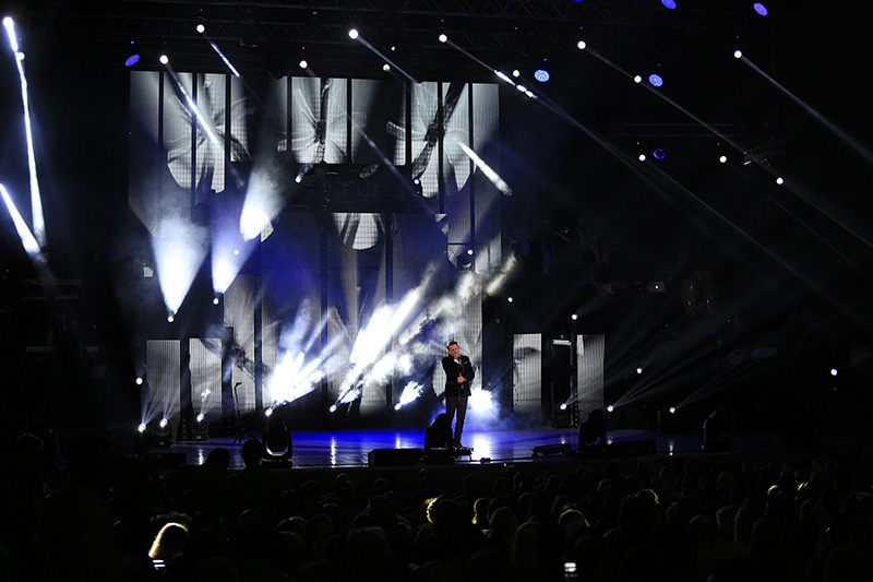 More than 100 PR Lighting fixtures were out in force Nov. 12, when Greek artist Nikos Vertis arrived in Romania for his sell-out concert at Sala Palatului Bucharest.