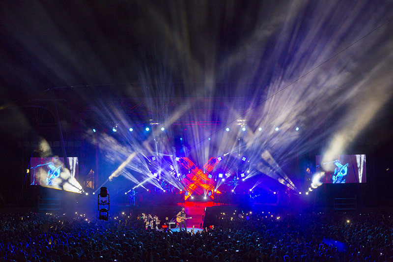 For Sunrise Avenue's show at the Wuhlheide in Berlin this summer, part of the Finland-based band's Fairytale – Best of tour, Stephan Aue used Martin MAC Viper AirFX hybrid fixtures and RUSH MH 3 beam fixtures.
