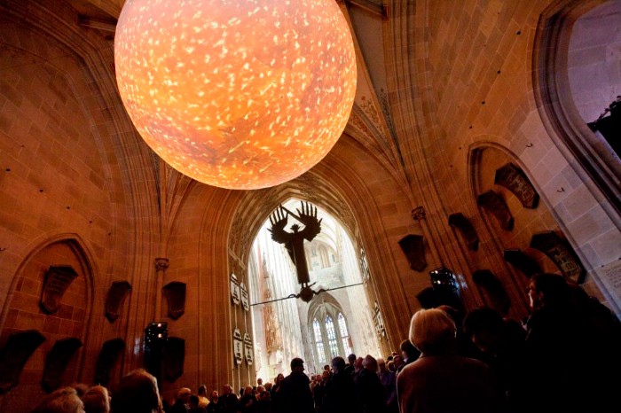 The 6m-diameter balloon represented the sun.