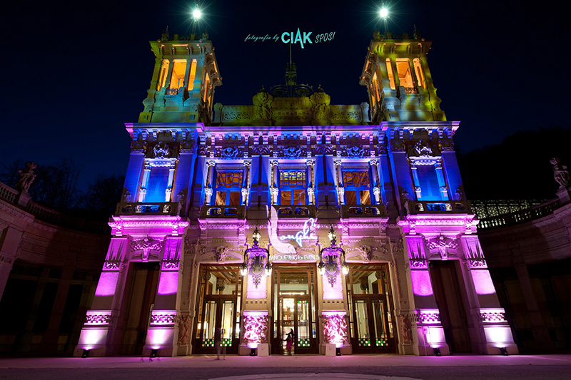 A blend of LEDs and vintage Clay Paky fixtures were deployed.