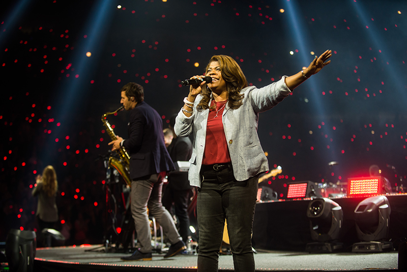 Vocalist Shawn Christopher, a Chicago native who sings at Saddleback Church in Lake Forest, CA, performs with Willow Creek worship leader Matt Lundgren.