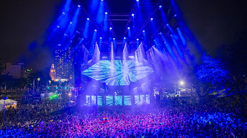 Steve Lieberman used Next NXT-1 from Chauvet Professional for a fingers-of-light effect.