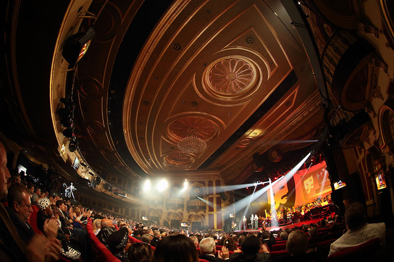 LD Robert Hoey used Vari*Lite VL4000 Spot and VL4000 BeamWash fixtures for the awards show.