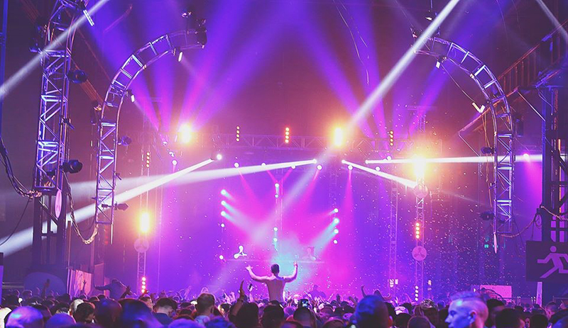 The fixtures included 24 Legend 230SR Beams, 30 SlimPANEL Tri 24 IP LED washes and 16 SlimPAR Pro Tri par-style units from sister company Chauvet DJ.