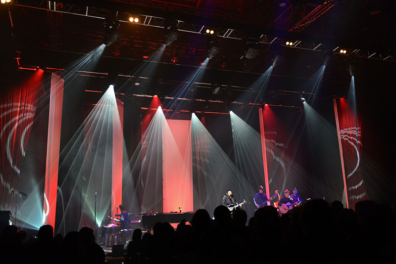 LD Nicolas Maisonneuve specified eight Robe BMFL Blades for the Très souvent je pense à vous (Very Often I Think of You) tour.
