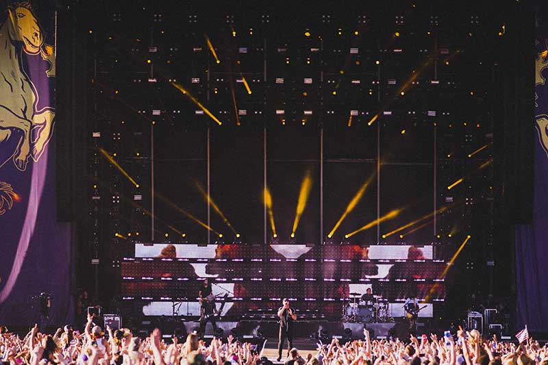 The setup included six custom set carts for logistical efficiency and visual impact.