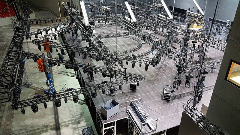 Scenos Techninis Servisas installed more than 30 tons of LED screens, sound and stage structures and lighting, from Prolyte, L-Acoustics and Robe, among others.