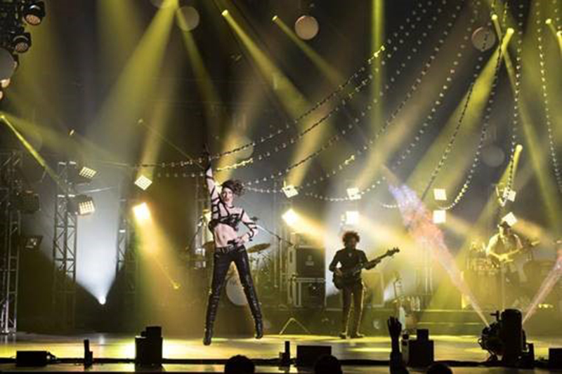 LD Jonathan 'Goofy' Galicia lit the sister act with 12 Next NXT-1 moving LED panels.