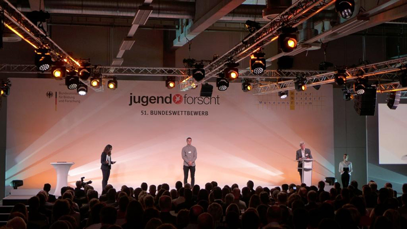 Jansen Lichttechnik provided the rig and lights including 20 Clay Paky Sharpy Wash 330s, 16 A.leda Wash K10s, 8 Alpha Spot 800 QWOs and 6 A.leda B-EYE K10s, as well as dot2 products