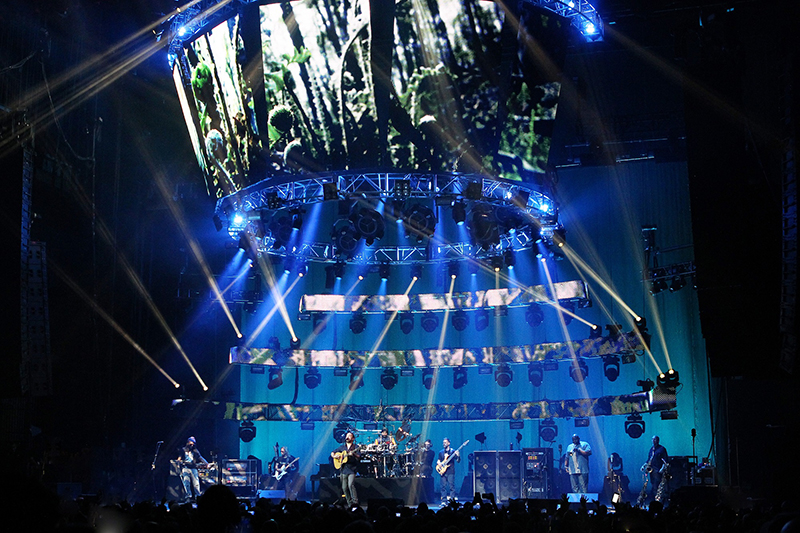 Fenton Williams' TMs-supplied rig includes Elation Colour Chorus Series LED battens and SixPar 200 LED Par lights. DMB tour photo by Todd Kaplan.