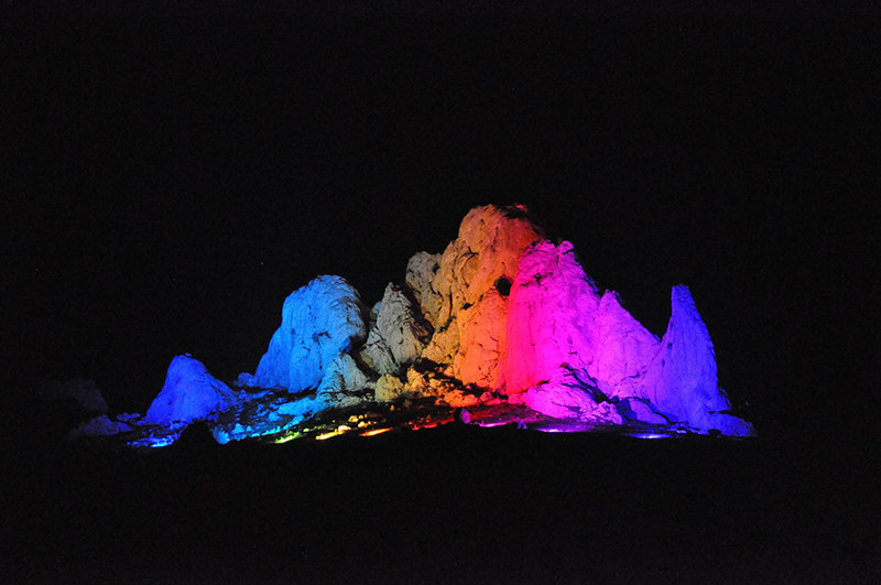A memorial service atop the Tulove Grede mountains included dramatic visuals from German lighting design company MBLightarts