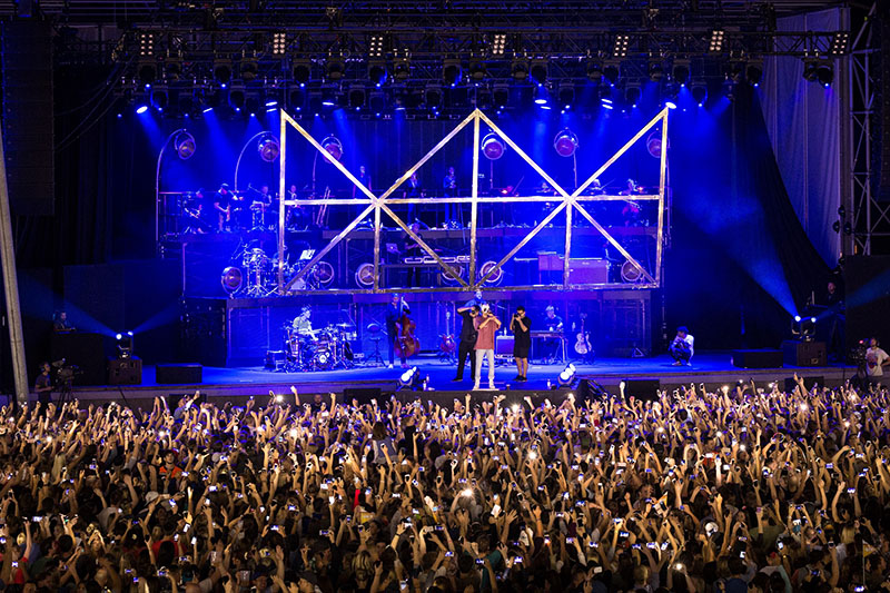 LD Gunther Hecker from CUE Design lit the panda-masked artist with Elation Professional Platinum FLX hybrid moving heads.