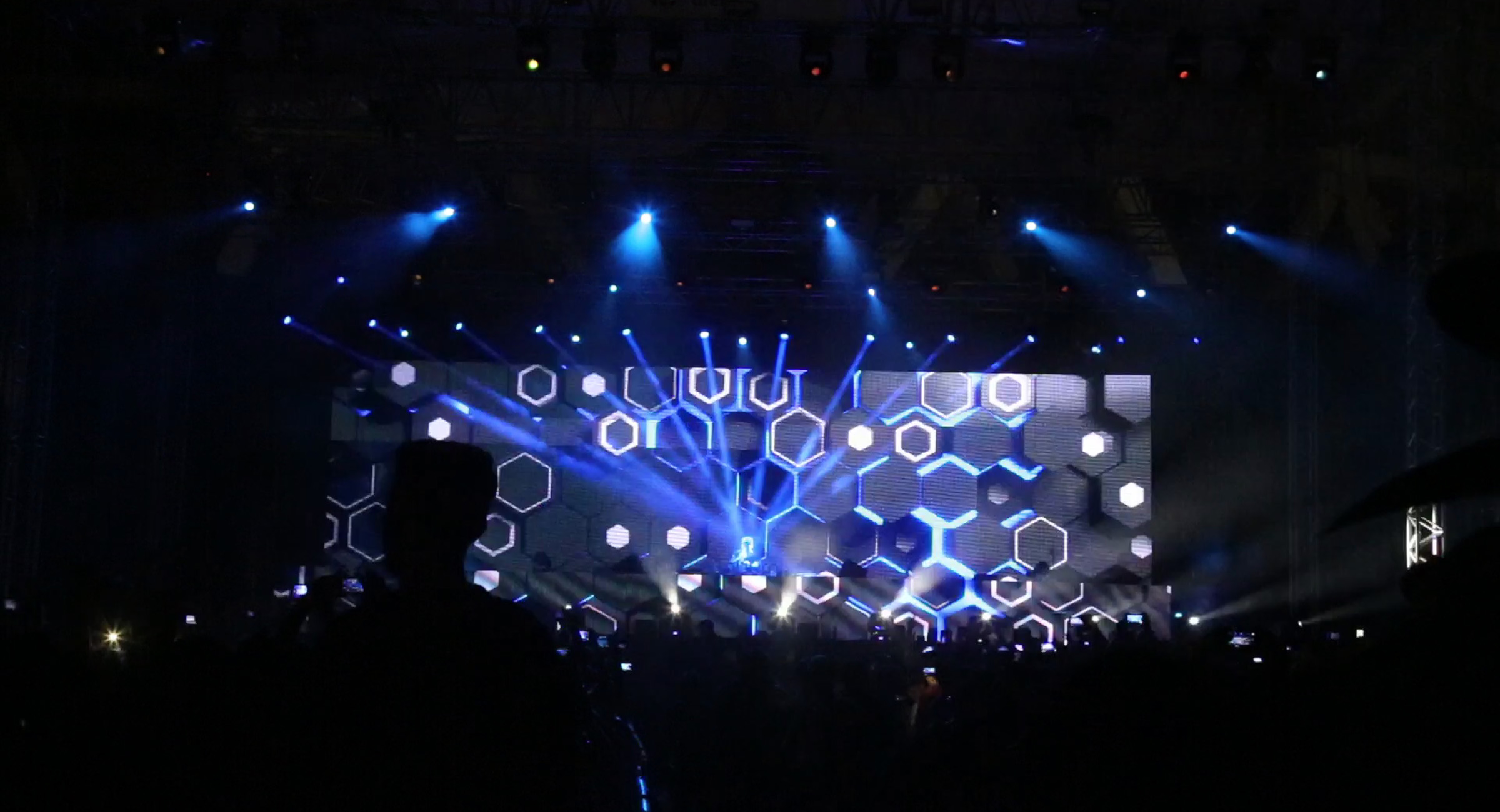 Hardwell performs in New Delhi with PR Lighting fixtures