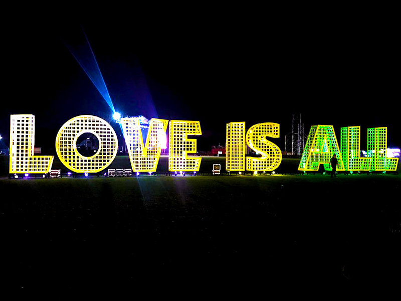 50 Chauvet Professional WELL Fit fixtures lit the 'Love is All' sculpture