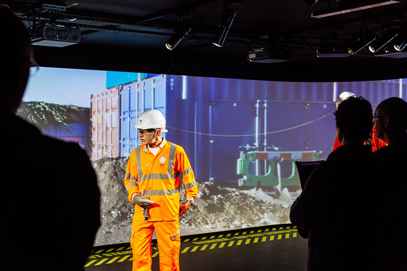 The project involves live actors, projections and lighting.