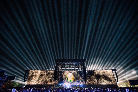 Syncrolites frame Roger Waters in the desert