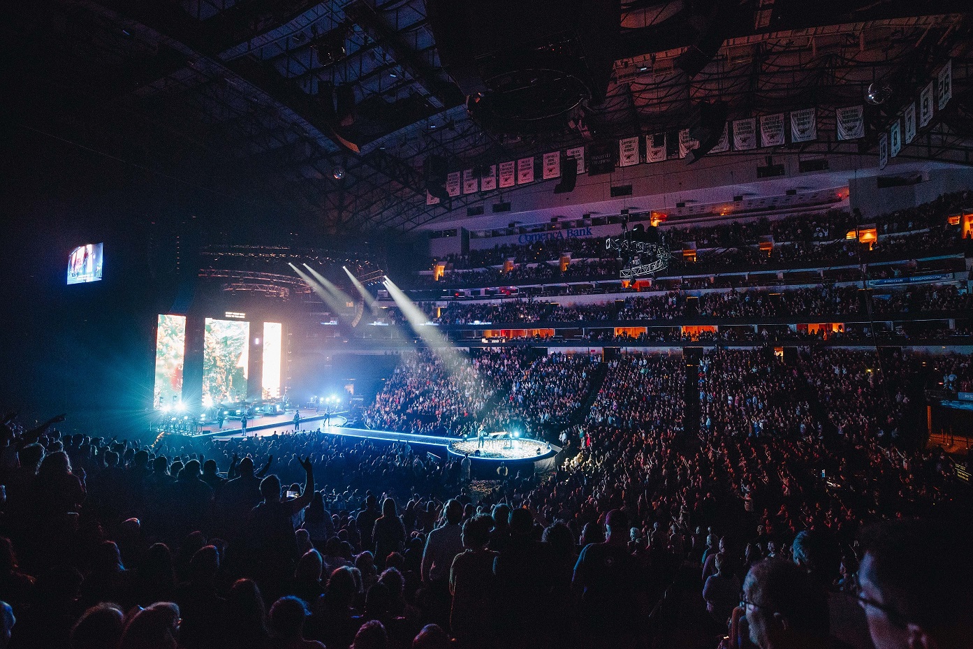 Bandit Brings the Lighting to Hillsong – Casting Crowns – Elevation ...